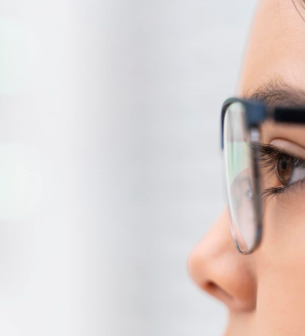 girl-store-trying-glasses-close-up (2)